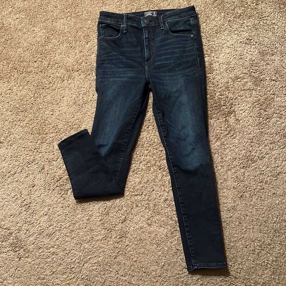 A&F Women’s dark wash skinny jeans in size 6 Short.